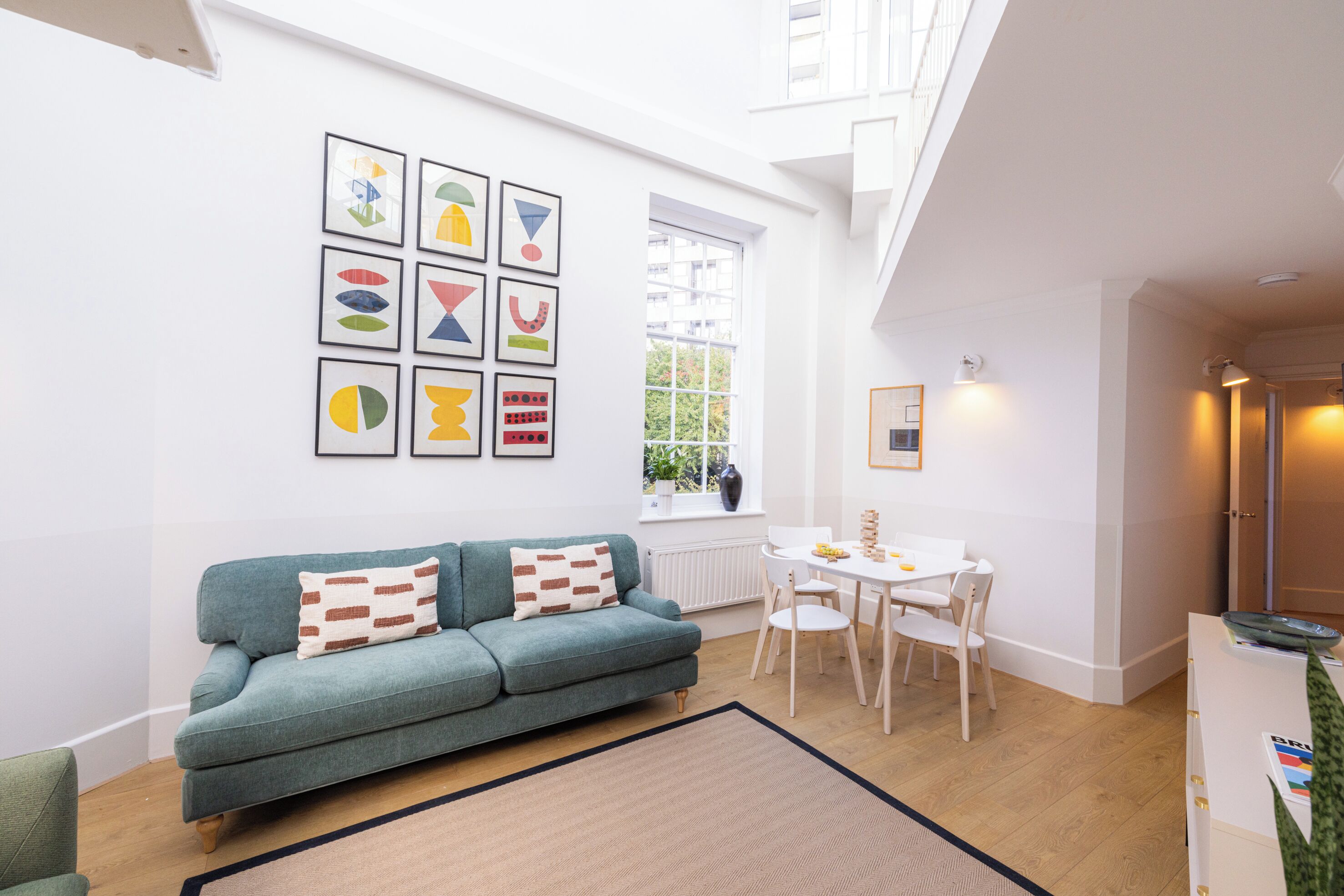 Departamento Deluxe, 2 habitaciones, cocina, mezzanine | Área de sala de estar | Smart TV de 43 pulgadas con canales digitales y Netflix 