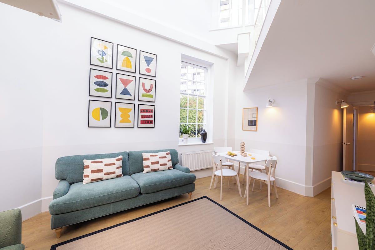 Deluxe appartement, 2 slaapkamers, keuken, op tussenverdieping | Woonruimte | Een 43-inch smart-tv met digitale zenders, Netflix en streamingdiensten