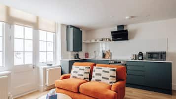 Apartamento, 1 cama King, cozinha | Cozinha privada | Geladeira, micro-ondas, fogão, cooktop