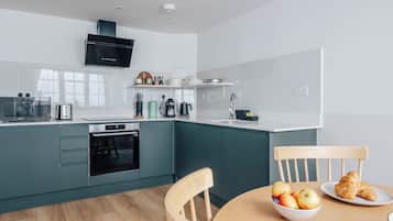 Superior Studio, 1 King Bed, Kitchen | Private kitchen | Fridge, microwave, oven, stovetop