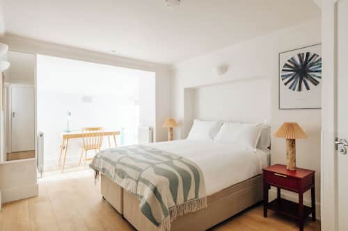 Apartment, 1 King Bed, Kitchen | Laptop workspace, iron/ironing board, free WiFi, bed sheets