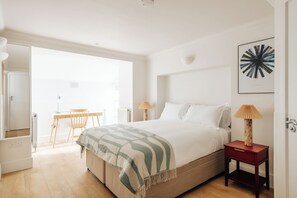 Huoneisto, 1 suuri parisänky, keittiö | Kannettavalle tietokoneelle sopiva työtila, silitysrauta/-lauta