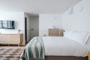 Laptop workspace, iron/ironing board, free WiFi, bed sheets - The Regency by Nestor (London)