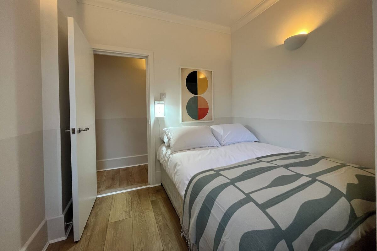 Apartment, 2 Bedrooms, Kitchen, City View | Laptop workspace, iron/ironing board, WiFi (free), bed sheets