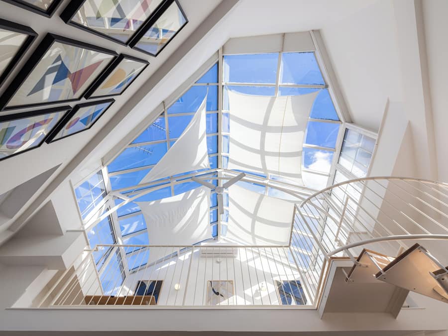 Deluxe-lejlighed - 2 soveværelser - køkken - mezzanin | Opholdsområde | 43-tommers smart-tv med digitale kanaler, Netflix, streamingtjenester