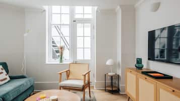 Apartamento económico, 2 habitaciones, cocina | Zona de estar | Smart TV de 43 pulgadas con canales digitales, Netflix