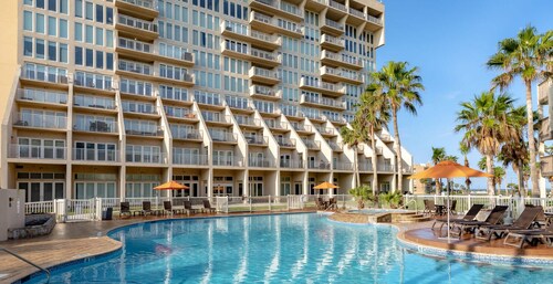 Panoramic Views, Pools and Private Beach Entry