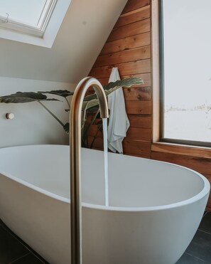 Douche, articles de toilette gratuits, sèche-cheveux