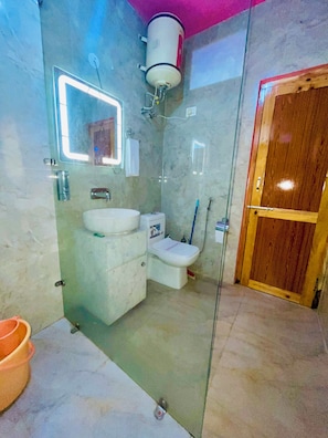 Superior Room | Bathroom | Slippers - Hotel Dream Valley Kasol (Bhuntar)