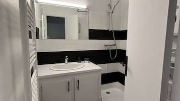 Dusche, Haartrockner, Handtücher