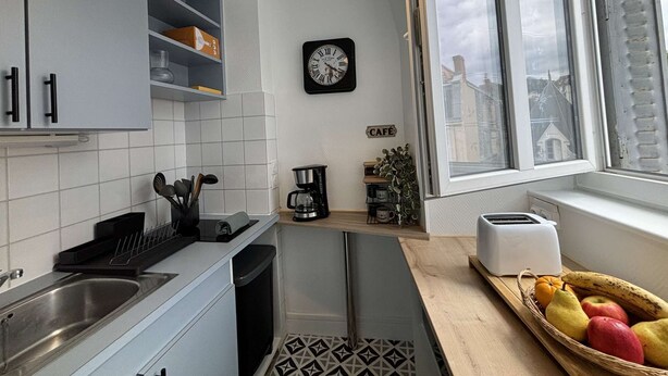 Cafetière/bouilloire, réfrigérateur, micro-ondes, grille-pain