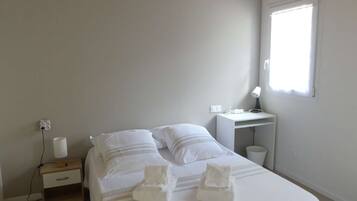 2 bedrooms, desk, iron/ironing board, WiFi