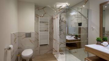 Suihku, hiustenkuivaaja, pyyhkeet