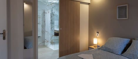 2 室のベッドルーム、デスク、アイロン / アイロン台、WiFi