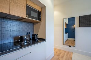 Réfrigérateur, micro-ondes, plaque de cuisson, cafetière/bouilloire