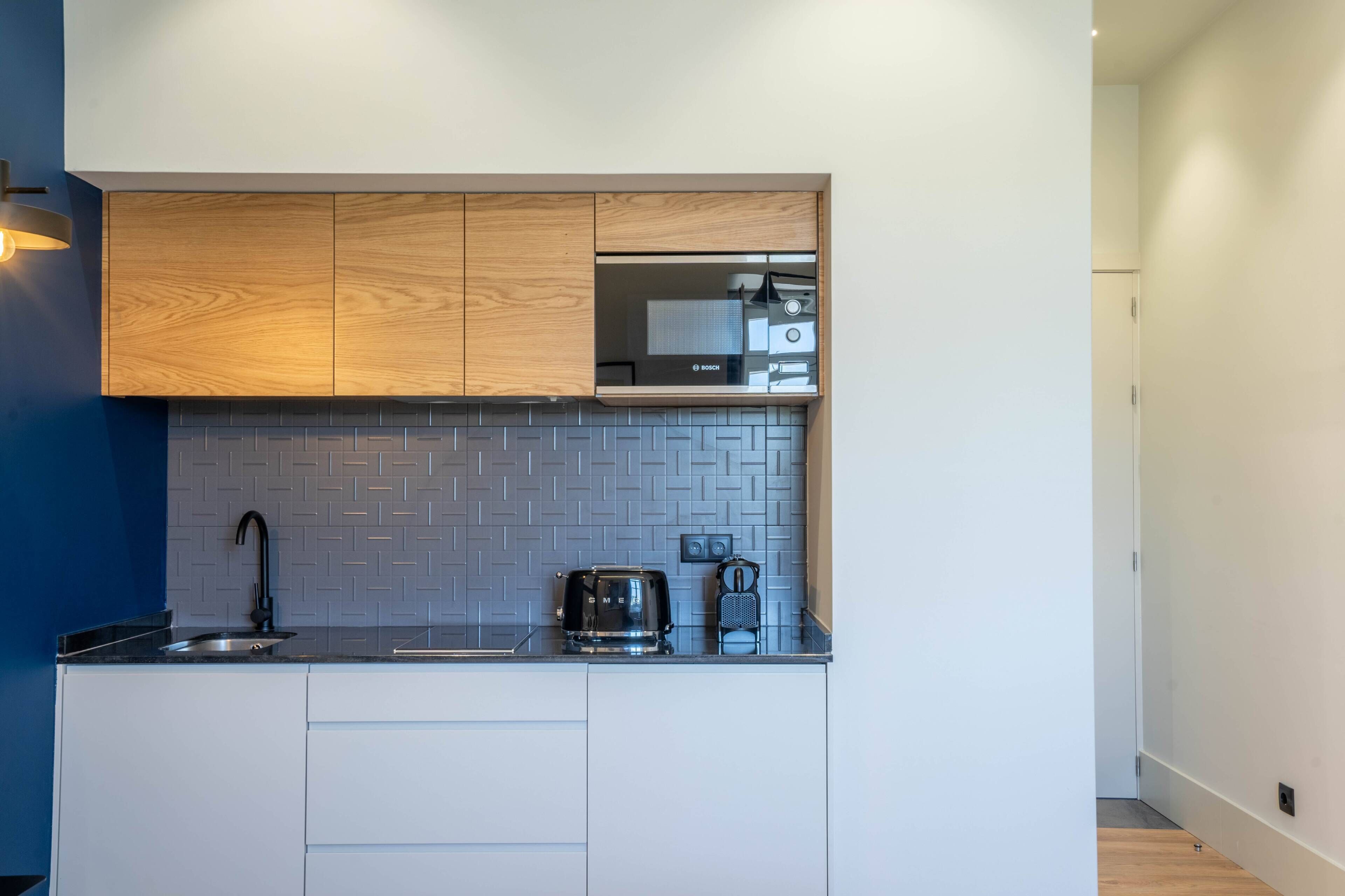 Frigorífico, microondas, placa de cocina y cafetera o tetera