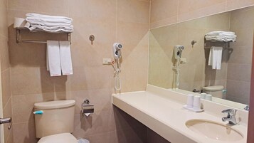 Doccia, asciugacapelli, pantofole, asciugamani