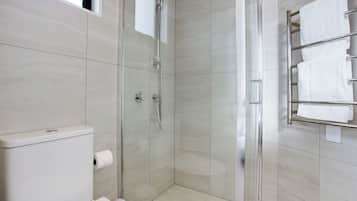 Casa de ciudad | Baño | Regadera, secadora de cabello, toallas, jabón