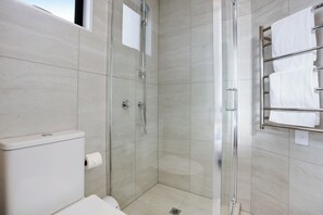 Ducha, secador de pelo, toallas, jabón