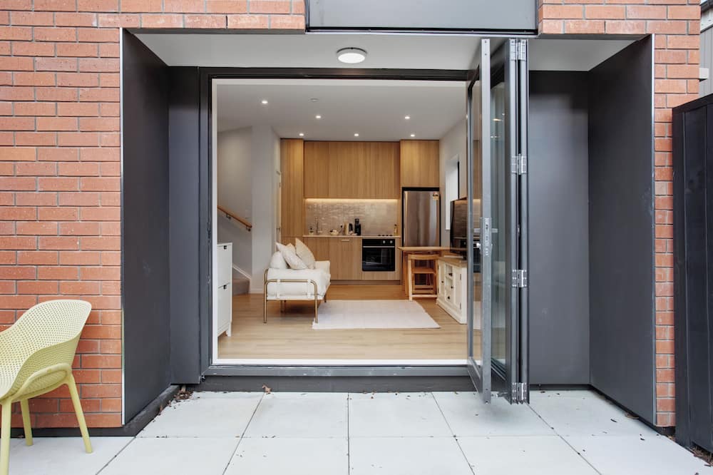 Urban Vogue Escape with Parking- Air-con