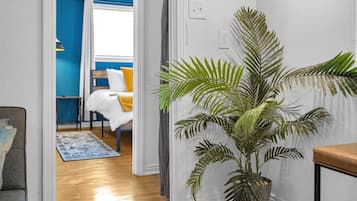 2 habitaciones, tabla de planchar con plancha y cuna de viaje