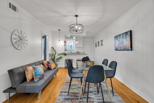 Cozy 2BR Gentilly home with parking. King + queen, 10 mins to French Quarter by car.