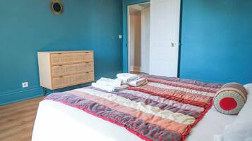 6 slaapkamers, een strijkplank/strijkijzer, wifi, beddengoed