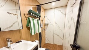 Double Room | Bathroom | Towels, soap, shampoo, toilet paper - Cupola Casobe (Calatagan)