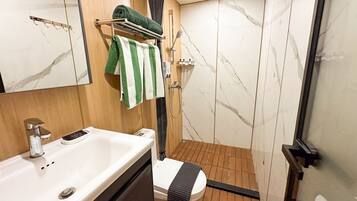 Phòng đôi | Phòng tắm | Khăn tắm, xà phòng, dầu gội, giấy vệ sinh