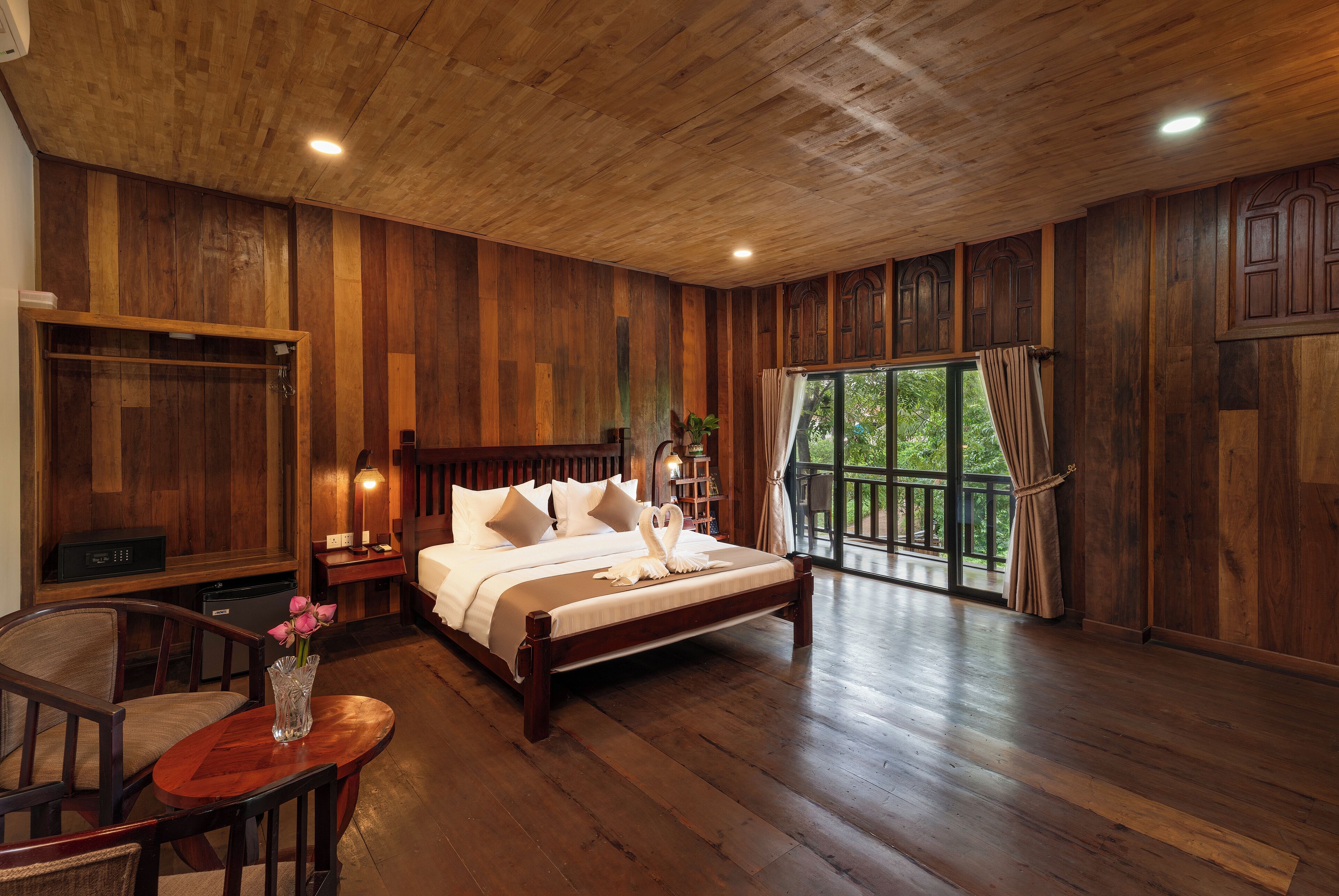 尊貴開放式客房 | 房內夾萬、書桌、手提電腦工作空間、遮光窗簾/窗簾