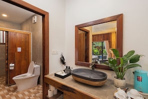 Buồng tắm vòi sen, máy sấy tóc, dép đi trong nhà, khăn tắm 