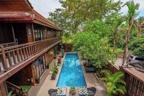 Hồ bơi ngoài trời