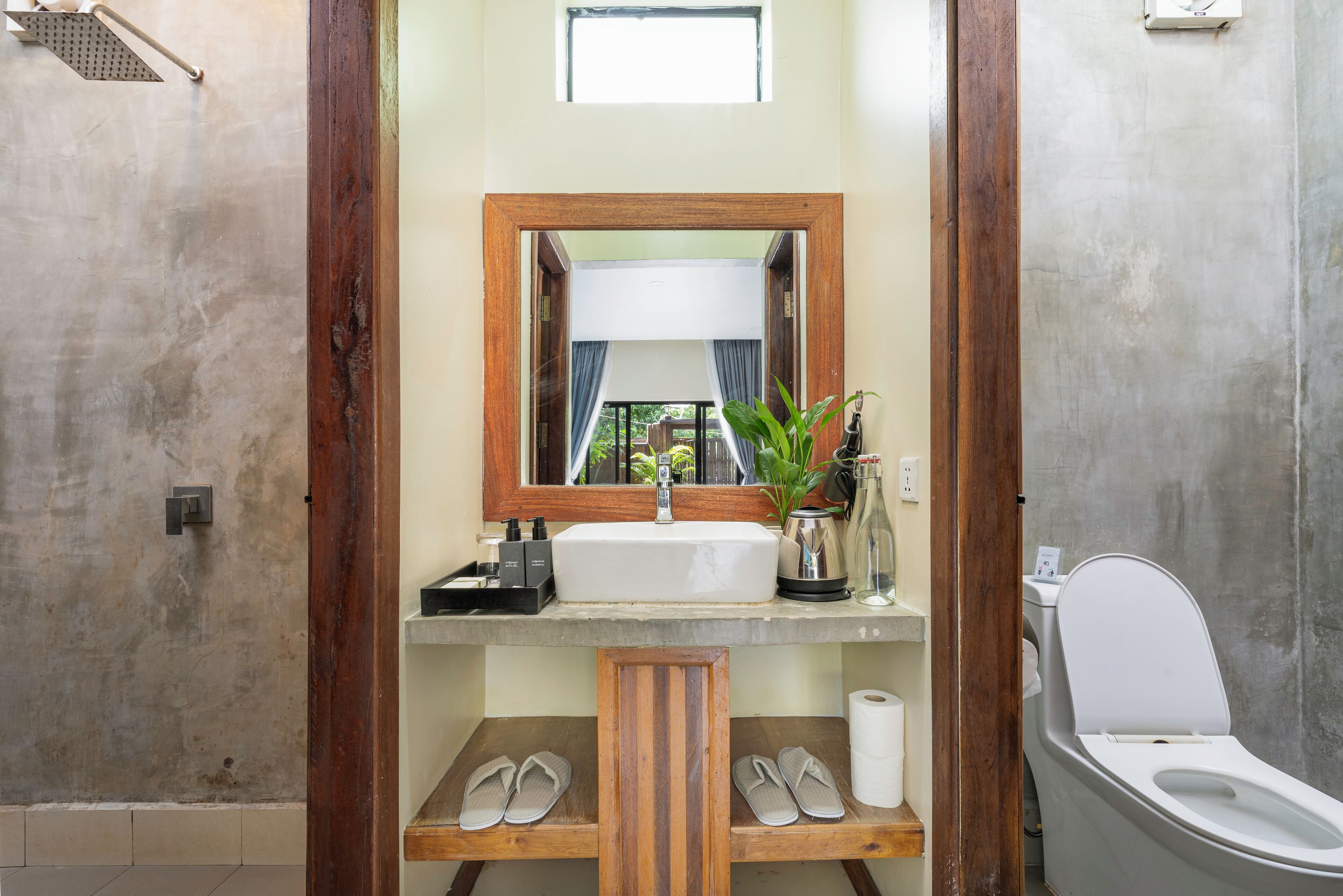 Douche, sèche-cheveux, chaussons, serviettes fournies