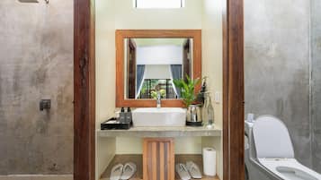 Regadera, secadora de cabello, pantuflas, toallas