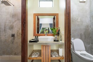 Shower, hair dryer, slippers, towels - Tiny Home (Siem Reap)