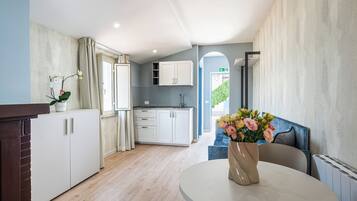 Habitación cuádruple Deluxe, varias camas | Caja de seguridad en la habitación y escritorio