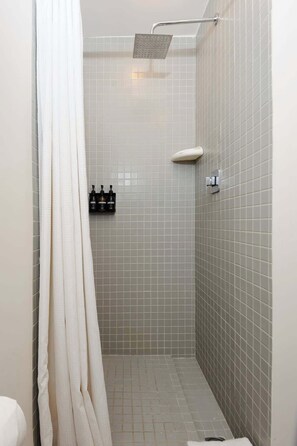 Suihku, hiustenkuivaaja, pyyhkeet