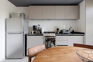 Réfrigérateur, four à micro-ondes, surface de cuisson, cafetière-théière