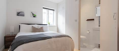 Apartment | Desk, laptop workspace, iron/ironing board, free WiFi