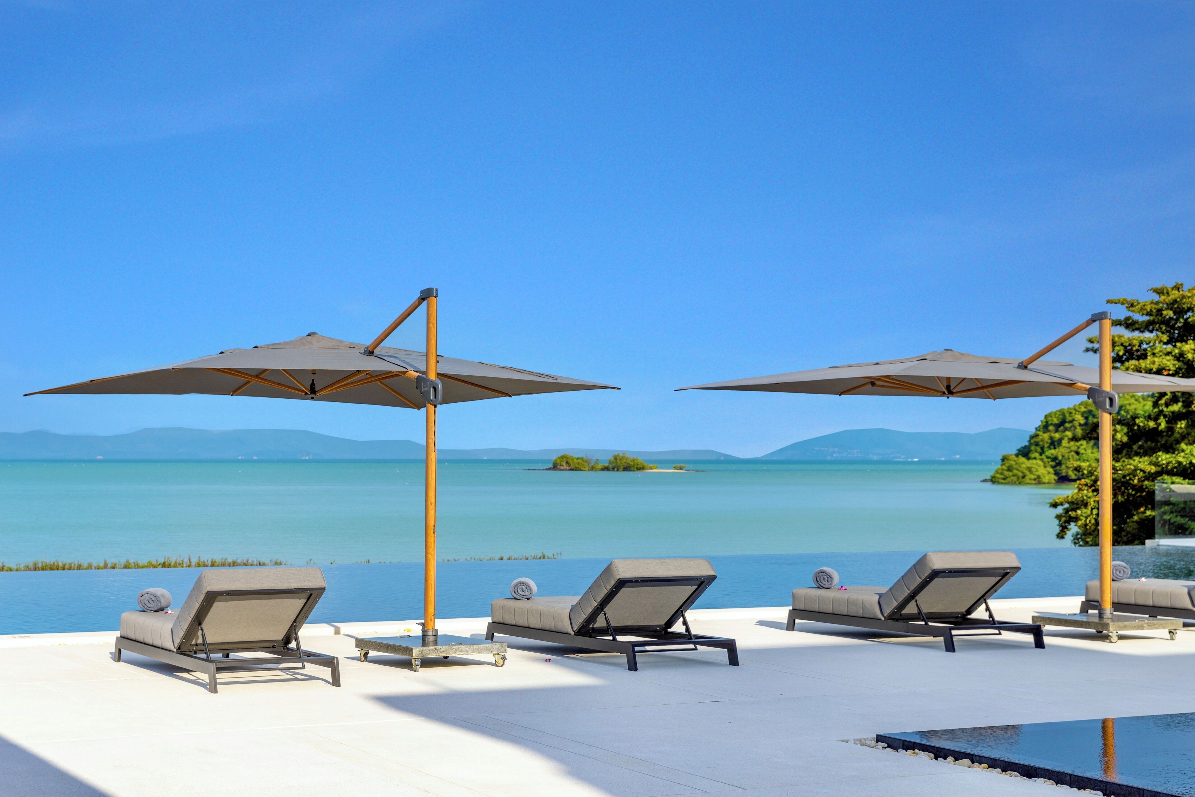 2 สระว่ายน้ำกลางแจ้ง, ร่มริมสระว่ายน้ำ, เก้าอี้อาบแดดริมสระ