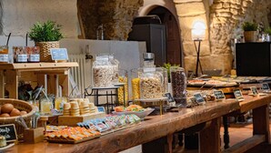 Un buffet della colazione con diversi cibi e condimenti.