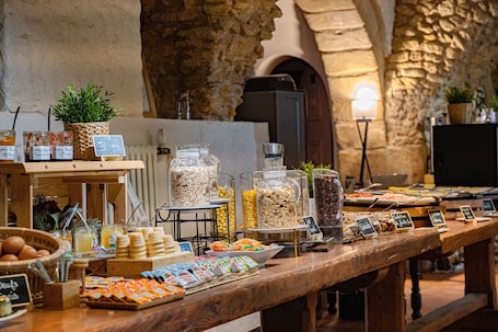 Desayuno buffet diario (EUR 20 por persona)