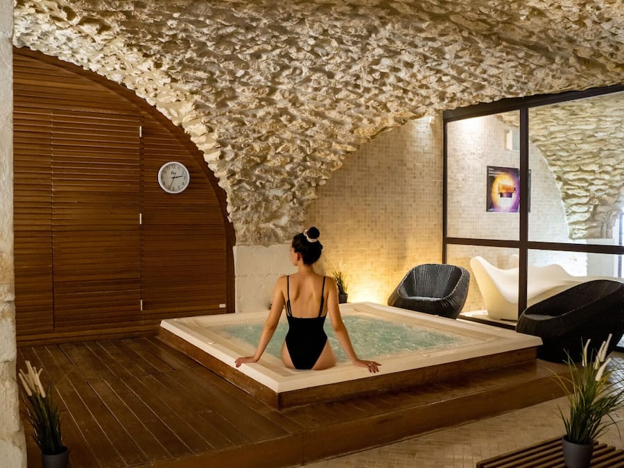 Poreallas, höyrysauna, hierontapalveluita