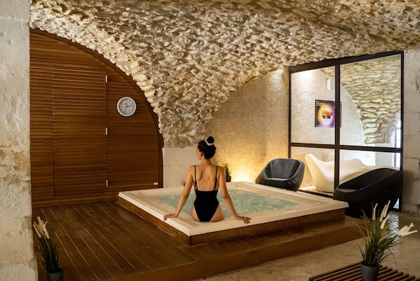 Una bañera de hidromasaje, baño turco, masajes