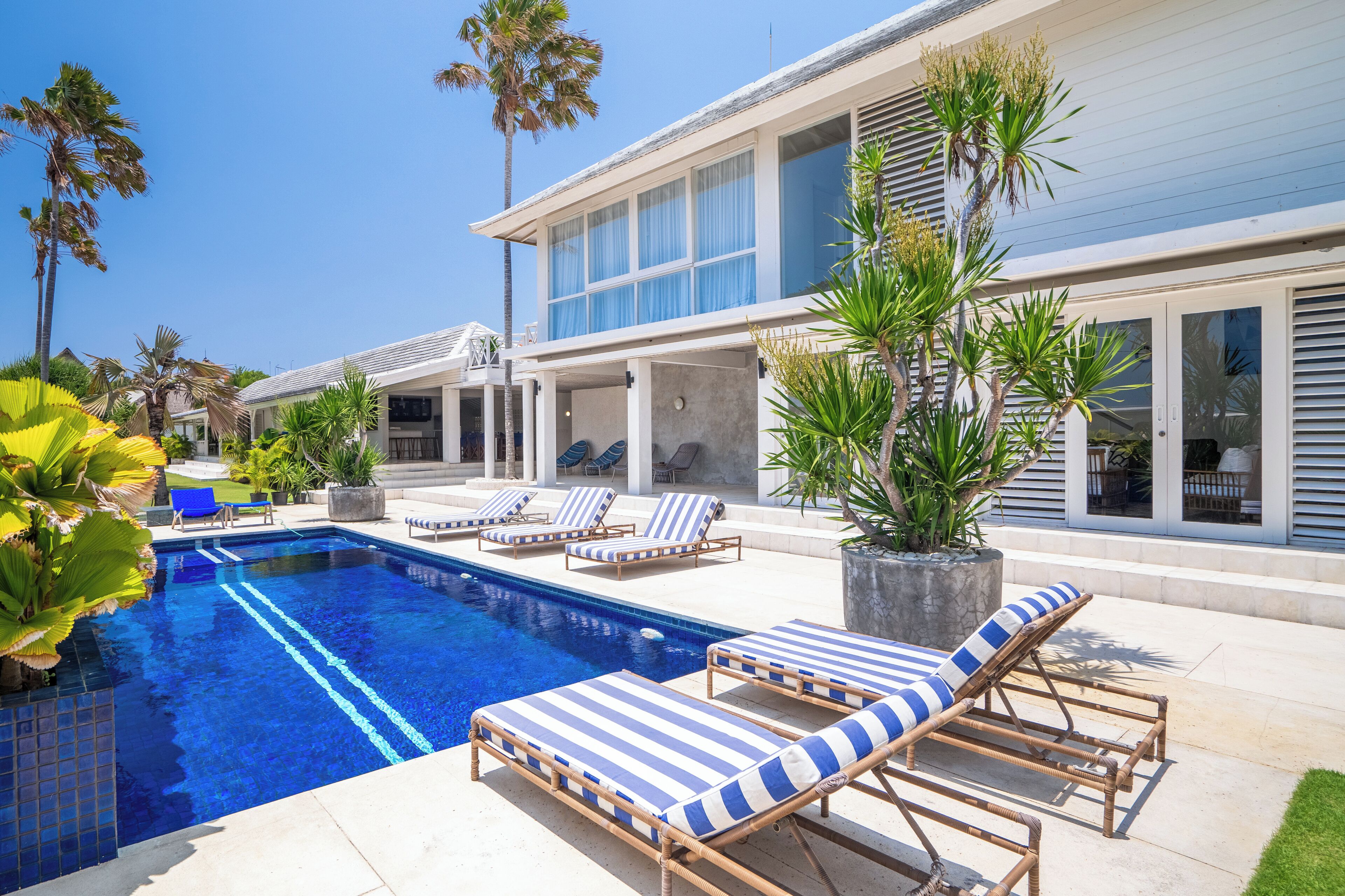 Outdoor pool, sun loungers