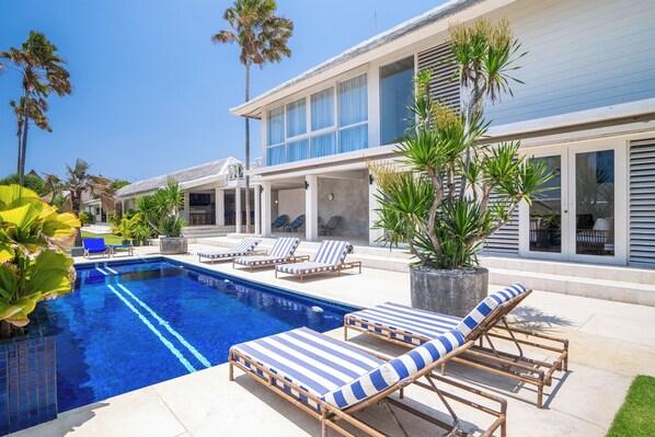 Piscine extérieure, chaises longues