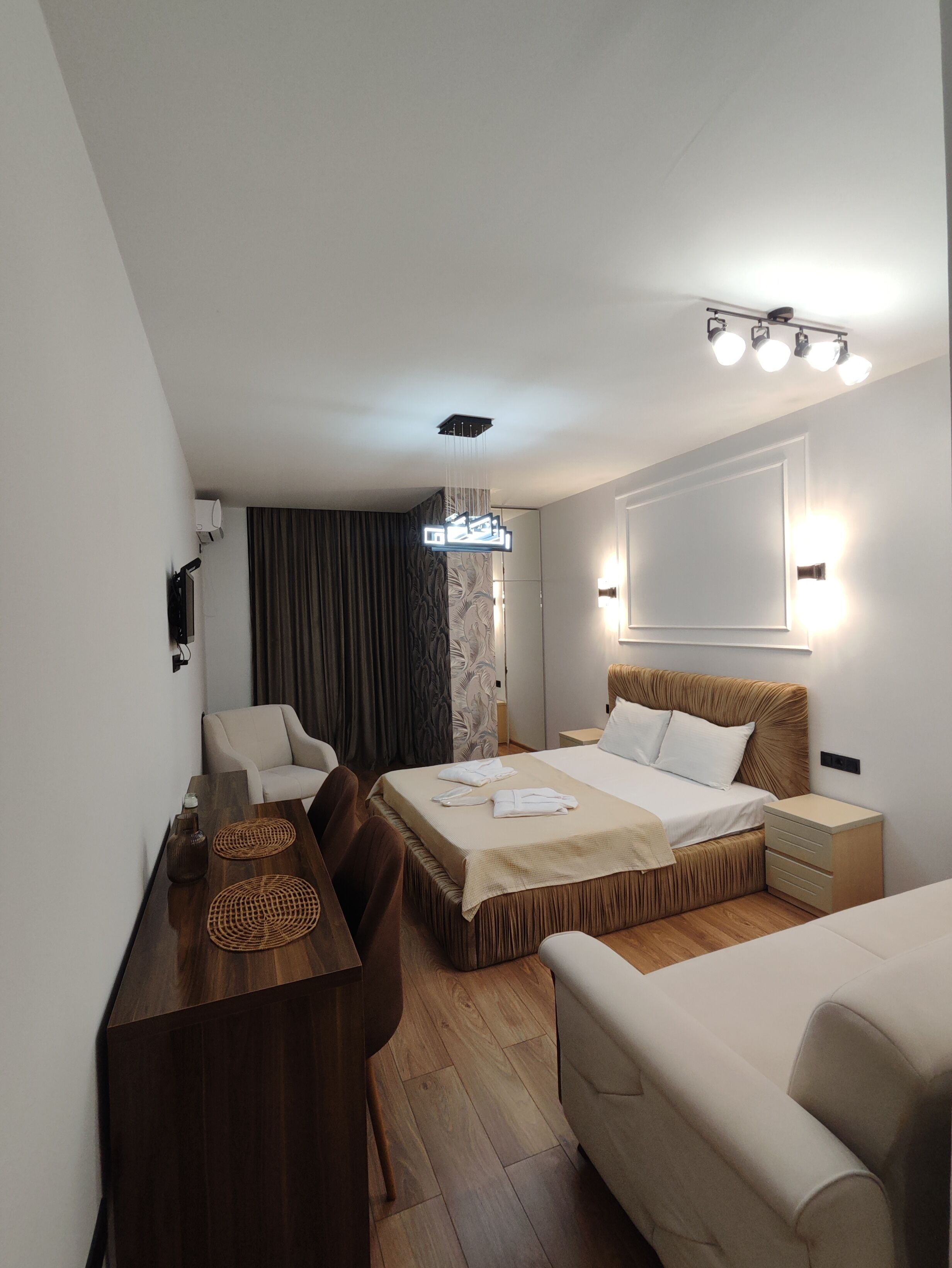 Iron/ironing board, WiFi, bed sheets