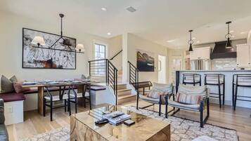 TV, peis, bøker og kontorer