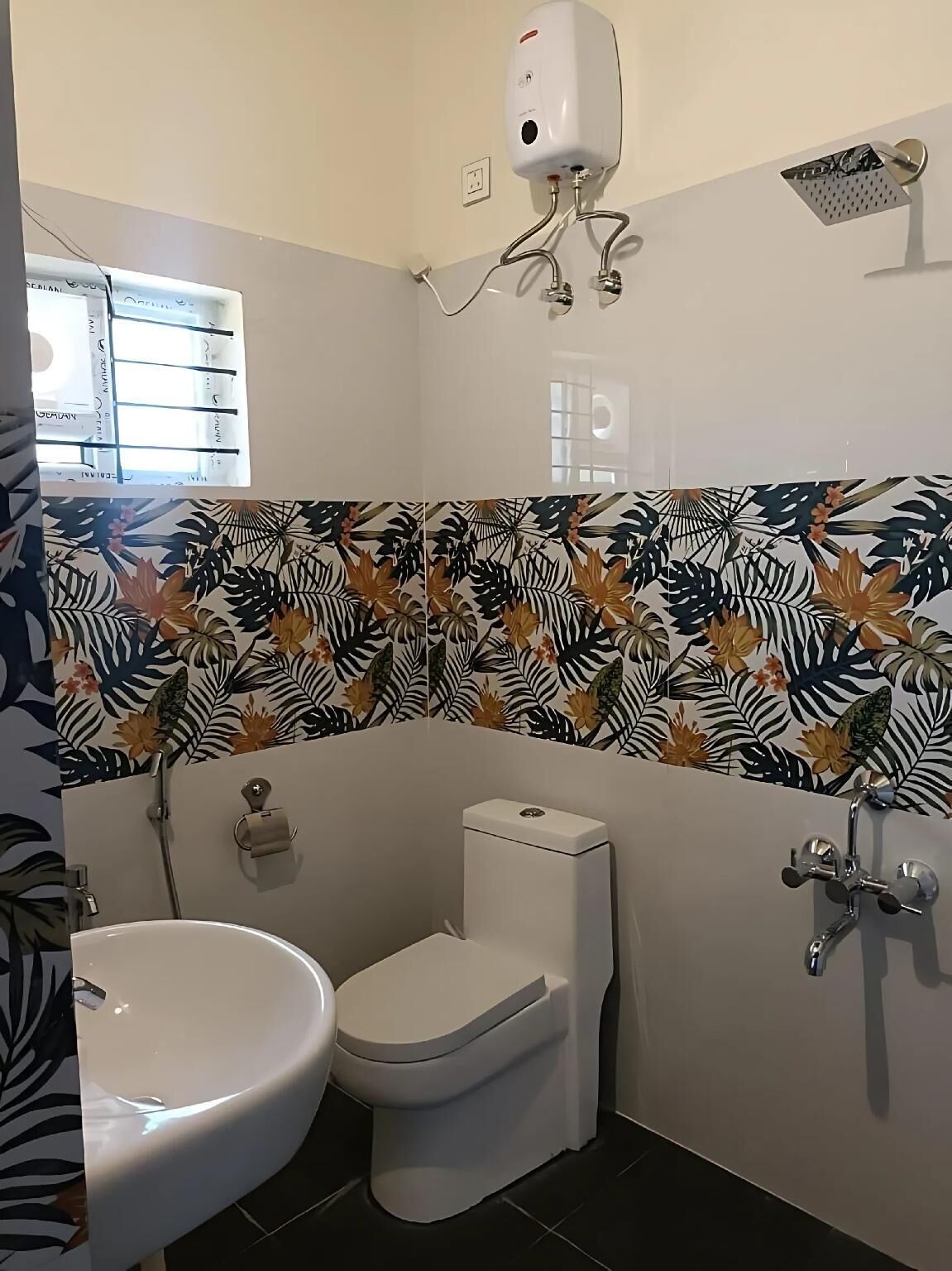 Phòng tập thể Gia đình | Phòng tắm | Buồng tắm vòi sen, khăn tắm 