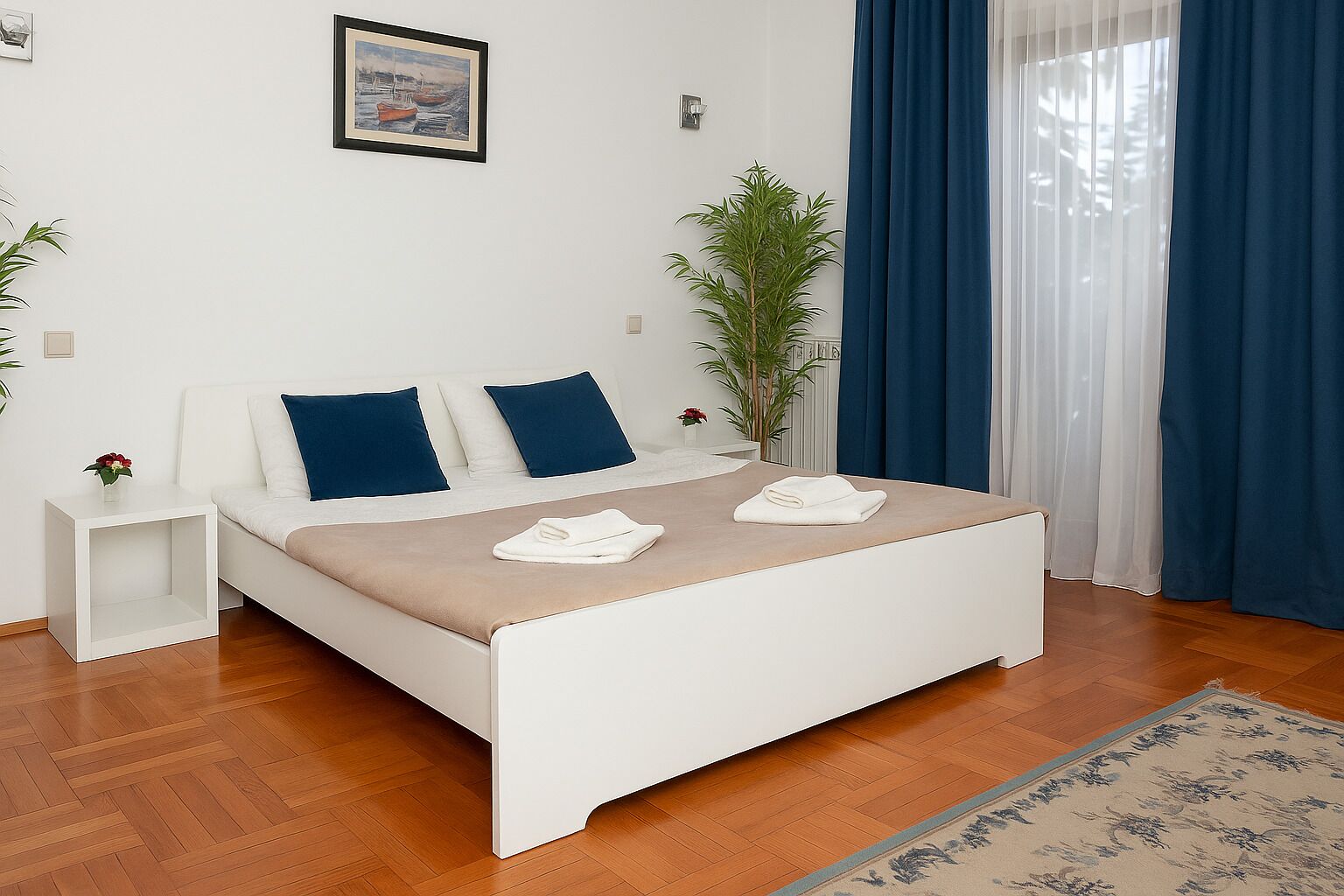 Lady Room 3 | Desk, laptop workspace, soundproofing, free WiFi